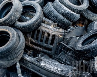 На Теремках люди строят баррикады и ищут титушек в автобусах