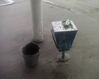 После взрывов в Днепропетровске мусорные урны в Луганской области замотали полиэтиленом