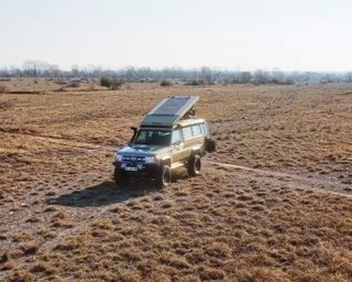 Классический Toyota Land Cruiser превратили в недорогой внедорожный автодом (видео)