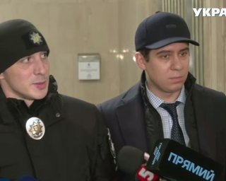 У ДБР закінчився допит патрульного Сергія Петрика у справі ДТП з Трухіним (відео)