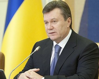 Янукович требует развивать прогресс в отношениях с Россией