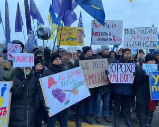 У аэропорта "Жуляны", куда должен прилететь Порошенко, собрался митинг его сторонников (фото)