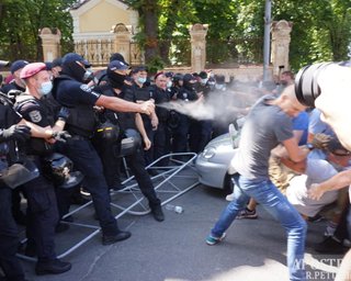 "Будем прорываться": праворадикалы пришли под Офис президента, где проходит ЛГБТ-рейв (видео)