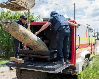 Впала людям на город: на Харківщині знешкодили 500-кілограмову російську авіабомбу (фото)