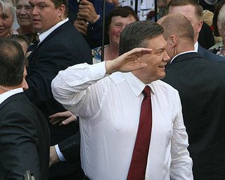 Януковичу подарили гидрокостюм
