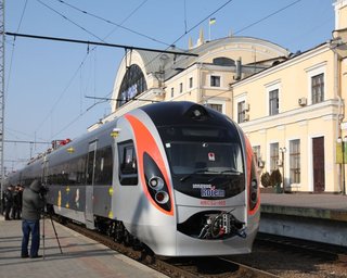 Укрзалізниця уволила сотрудников, которые позволили украинскому поезду обойти Hyundai, - СМИ