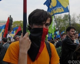 Возле горсовета Львова жгут красные флаги