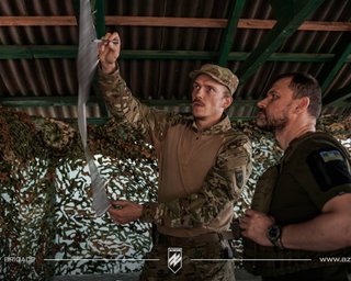Зеленский присвоил очередное звание командиру "Азова" Денису "Редису" Прокопенко