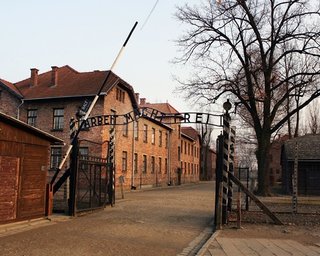 "Візьміть їжу з собою": туристка поскаржилася на кафе після відвідин Аушвіца та розлютила мережу