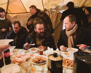Тигипко пообедал в шатре с бездомными