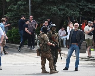 "Вагнеровцы переоделись в горожан": губернатор в РФ объяснил "обнимашки" с наемниками в Ростове
