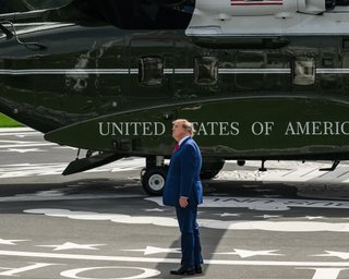 "Поприветствовал пустоту": Трамп оконфузился странным поведением (видео)