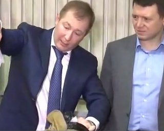 Адвокат Януковича принес в суд биты и "коктейли Молотова"