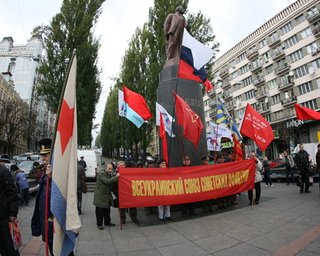 В Киеве свободовцы требовали вернуть Бандере звание, а коммунисты рвали их плакаты