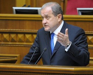 Могилев наградил торговца оружием именным пистолетом