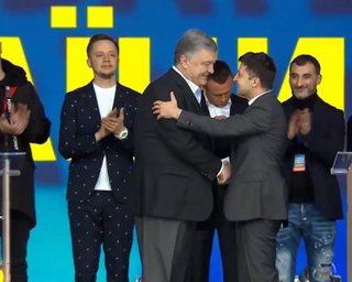 Зеленский и Порошенко пожали друг другу руки