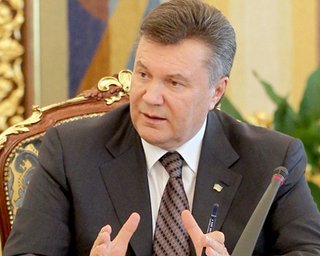 Янукович: Конституцию необходимо менять законным путем