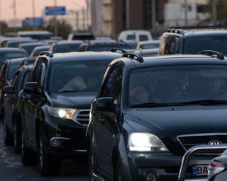 Доводиться йти пішки через Дніпро: як кияни переживають транспортний колапс (фото, відео)