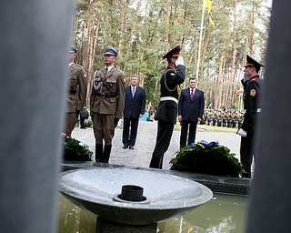 Янукович и Коморовский открыли Мемориал жертвам тоталитаризма в Быковне
