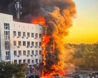 РФ вдарила по будівлі ДТЕК у Павлограді: на місці спалахнула масштабна пожежа, є потерпілий