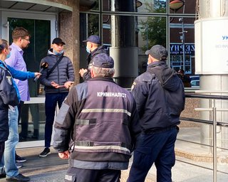 На журналистов программы "Схемы" напали в кабинете главы "Укрэксимбанка"