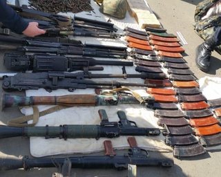 РПГ и пулеметы. На блокпосту в Луганской области задержали автомобиль с арсеналом оружия