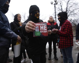 "Вітаю, ви зачинені", — активісти "Нацкорпусу" влаштували акцію біля будівлі ZIK