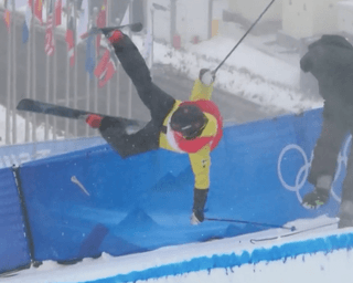 Фінський лижник, який летів, зніс телеоператора на Олімпіаді в Пекіні (відео)