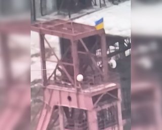 "Добре прострілюється": у Соледарі вивісили прапор України (відео)