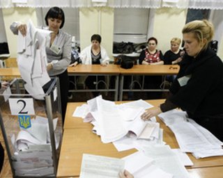 Яценюк и Тягнибок посетили киевские ОИК, в которых подсчет голосов происходит медленно