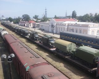 В Крым из России через паромную переправу завезли колонны военной техники