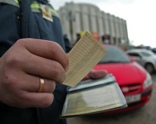 Каждый десятый украинец давал взятку, чтобы получить водительские права, - опрос