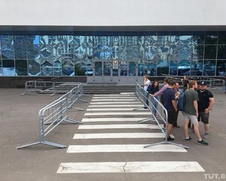 Работники Белтелерадиокомпании снова бастуют: подъезды к зданию перекрыты