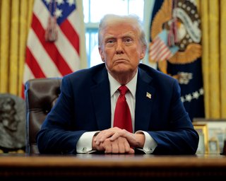 Трамп віддав наказ зупинити військову допомогу Україні: що відомо