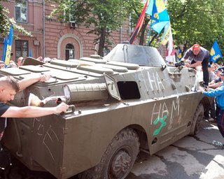 Свободовец, задержанный за избиение членов экипажа БРДМ 18 мая в Киеве, отпущен под залог