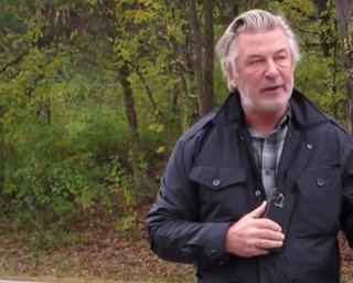 На себя не похож. Алек Болдуин впервые высказался на камеру об убийстве Галины Хатчинс (видео)