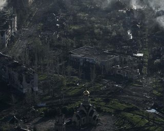 Остались только папа и сын: ВС РФ уничтожили в Бахмуте уникальный мурал (фото)