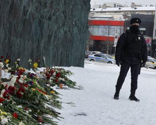 Не трогают только пенсионеров: в РФ после смерти Навального начались задержания (фото)