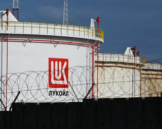 Санкції не діють: "Лукойл" продає свої іноземні активи, — заява компанії