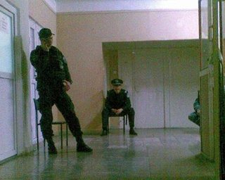 Раненого охранника ТРЦ Караван допросили следователи