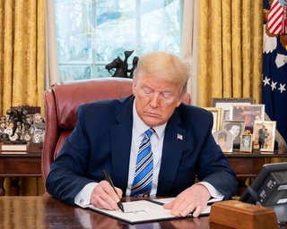Тарифы на вино и хоккейные клюшки: Трамп ввел 50-процентную пошлину на импорт из Канады