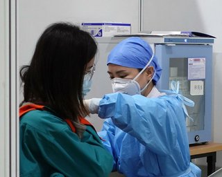 Нещепленим від COVID-19 жителям Китаю заборонять ходити в лікарні та супермаркети, — ЗМІ