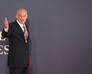 Папандреу покинул пост лидера греческих социалистов