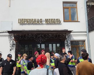"Зламали замки та силоміць витягують вірян": у Києво-Печерській лаврі опломбовують будівлі