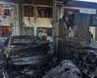 Росіяни вдарили по АЗС у Києві, коли там були люди: спалахнула пожежа, є поранені (відео)