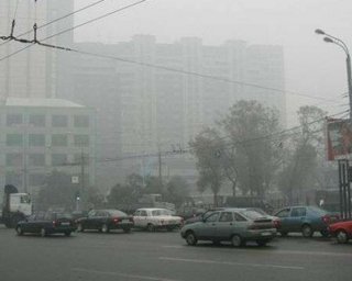Москва продолжает задыхаться. Людям не хватает масок (видео)