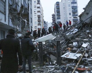 Байден предложил помощь: количество жертв землетрясения в Турции превысило 1100 человек (фото)