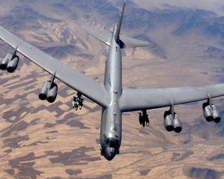 Дотягне до сотні років? На легендарний бомбардувальник B-52 чекають нові оновлення