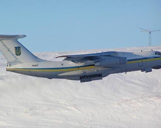 Украина направила в Ливию самолет с врачами, едой и одеялами