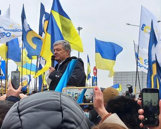 "Сбежал с адвокатами": в ГБР подтвердили, что пытались вручить Порошенко повестку в суд